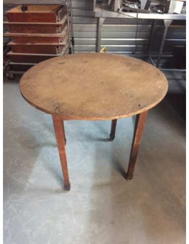 Une table ronde en bois occasion